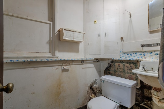 123 Thomas Hill Rd, Jackson, MN 56143 - half bathroom featuring toilet