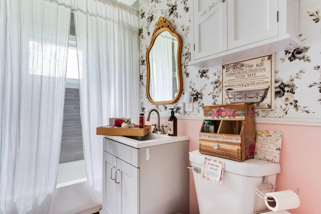 2085 Queens Ave S, Lakeland, MN 55043 - full bath featuring toilet, shower / bathtub combination with curtain, and vanity