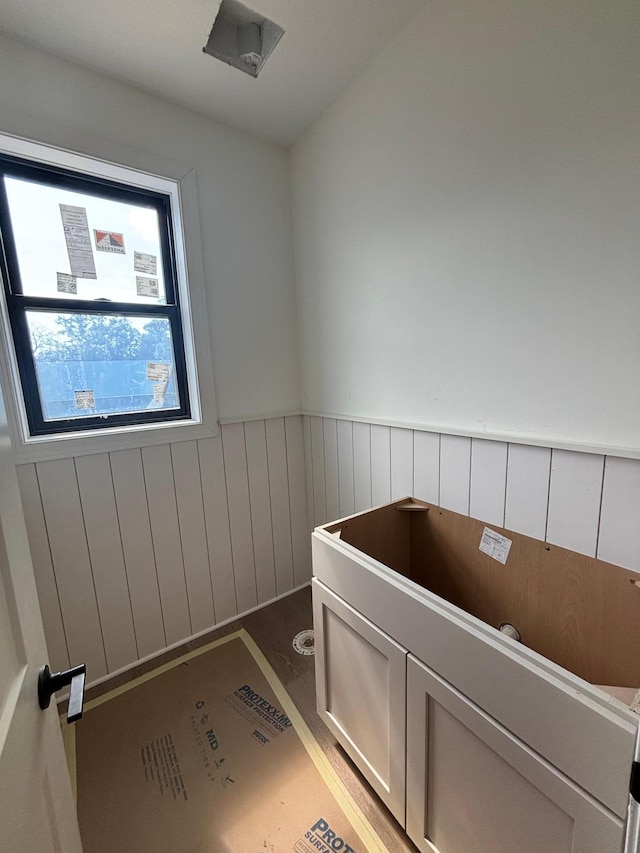 6200 Harkness Alcove S, Cottage Grove, MN 55016 - bathroom with a wainscoted wall
