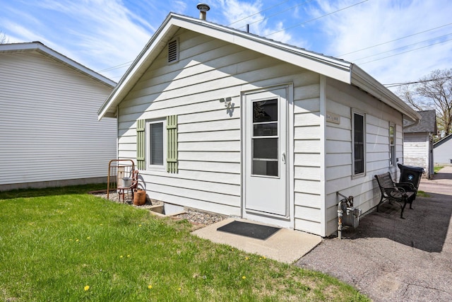 1114 6th St, Mankato, MN 56001 - view of property exterior with a lawn