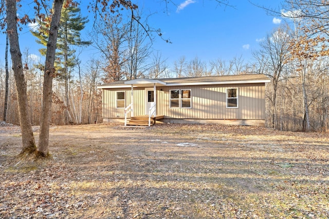manufactured / mobile home featuring roof with shingles