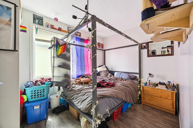 1622 Washington St NE, Minneapolis, MN 55413 - bedroom featuring wood finished floors and a textured ceiling