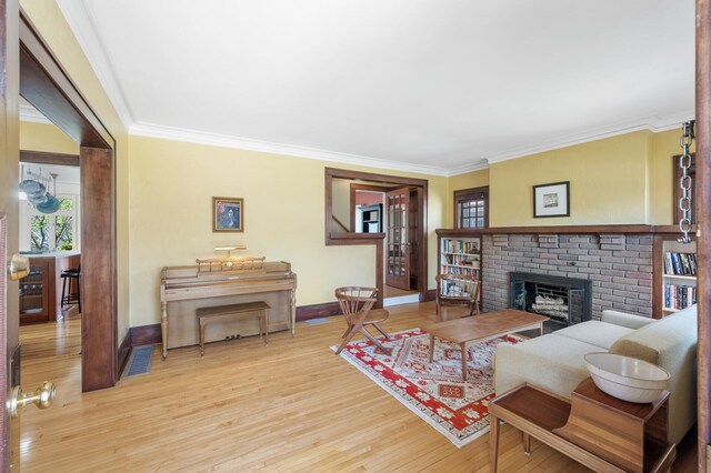 living room featuring baseboards, ornamental molding, and wood finished floors