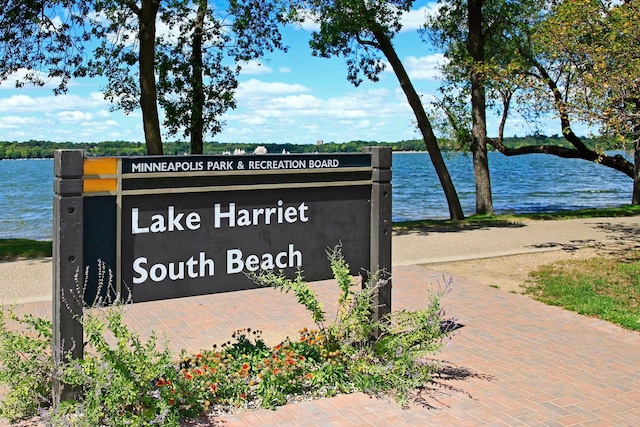community sign featuring a water view