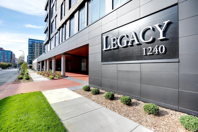 1240 2nd St Unit 701, Minneapolis, MN 55415 - view of community featuring a city view