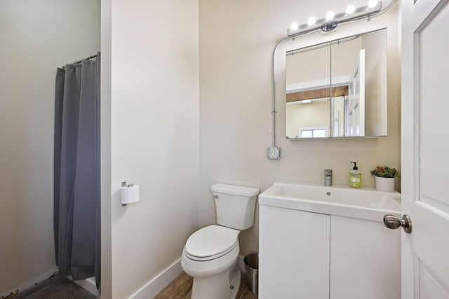 full bath with baseboards, a shower with curtain, toilet, and vanity