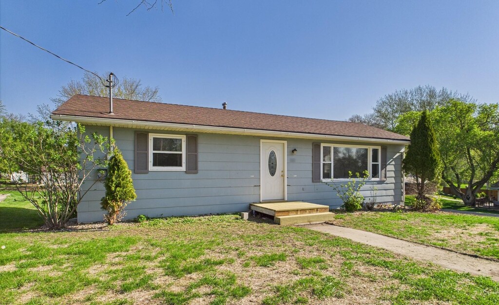402 Broadway St, Starbuck, MN 56381 - view of front of home featuring a front lawn