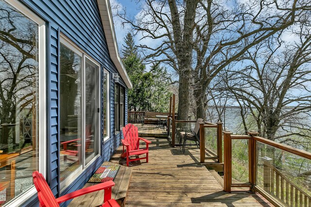 deck with outdoor dining space