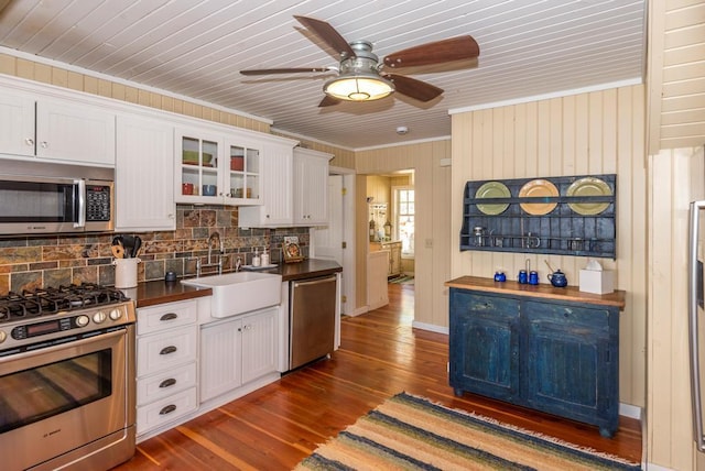 9472 Rocky Point Trl, Lake Shore, MN 56468 - kitchen with appliances with stainless steel finishes, ornamental molding, decorative backsplash, a ceiling fan, and dark wood finished floors