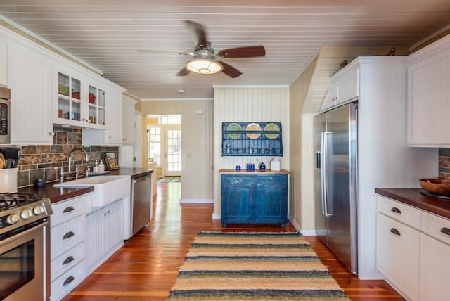 9472 Rocky Point Trl, Lake Shore, MN 56468 - kitchen featuring appliances with stainless steel finishes, dark countertops, backsplash, dark wood-style floors, and ceiling fan