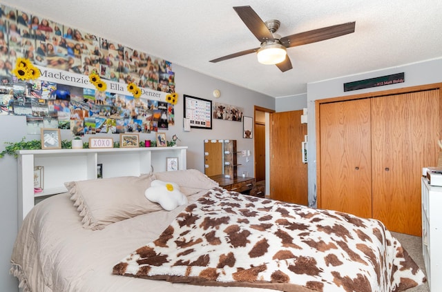 bedroom featuring carpet floors, a ceiling fan, a textured ceiling, and a closet
