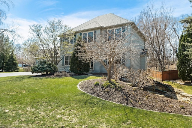 view of front of property featuring a front lawn