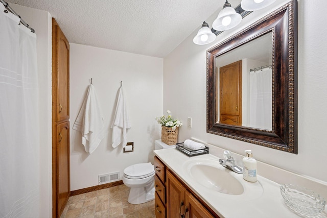 11 6th Ave S, Sartell, MN 56377 - full bath with vanity, a textured ceiling, and a shower with curtain