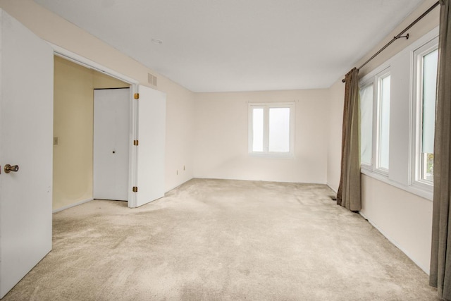 spare room featuring visible vents and carpet floors