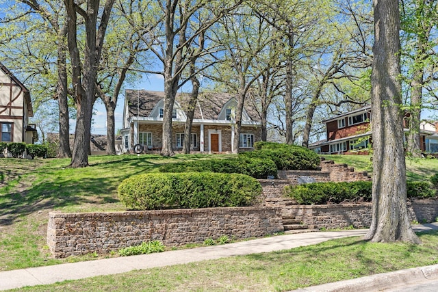 view of front of property with a front yard
