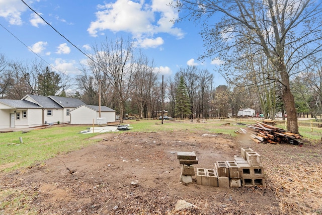 view of yard with an outbuilding