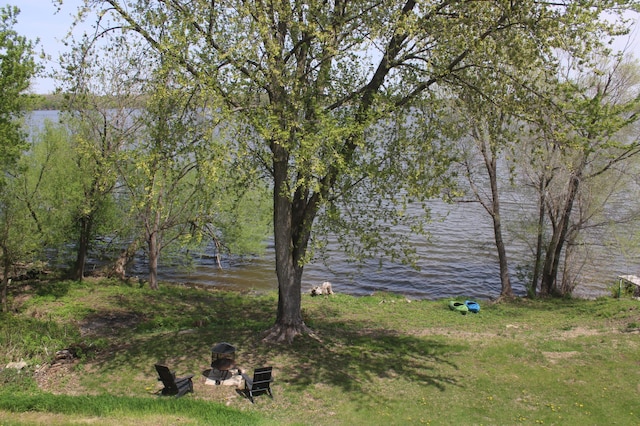 view of yard featuring a water view