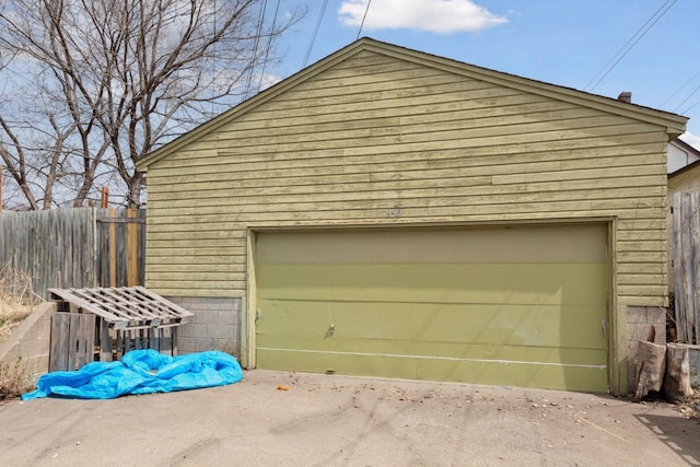 650 Pierce St NE, Minneapolis, MN 55413 - garage featuring fence