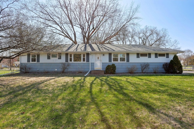 ranch-style house featuring a front yard