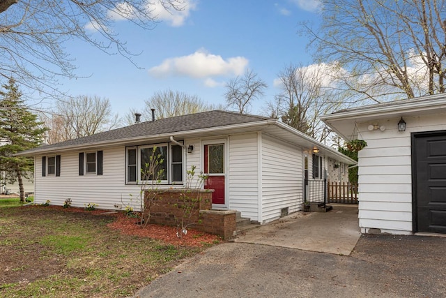 ranch-style home featuring driveway