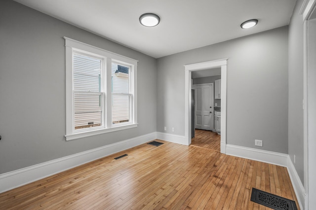 1527 Minnehaha Ave W, Saint Paul, MN 55104 - interior space featuring visible vents, hardwood / wood-style floors, and baseboards