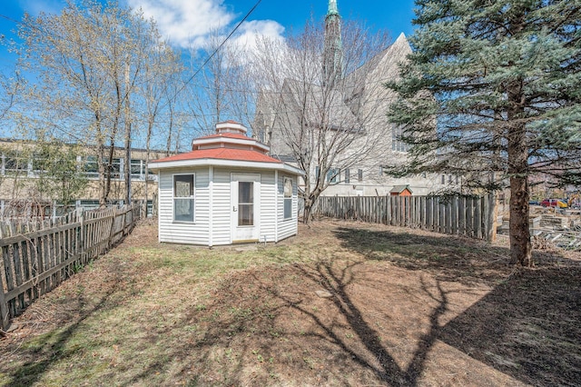 1527 Minnehaha Ave W, Saint Paul, MN 55104 - view of yard featuring an outdoor structure and a fenced backyard