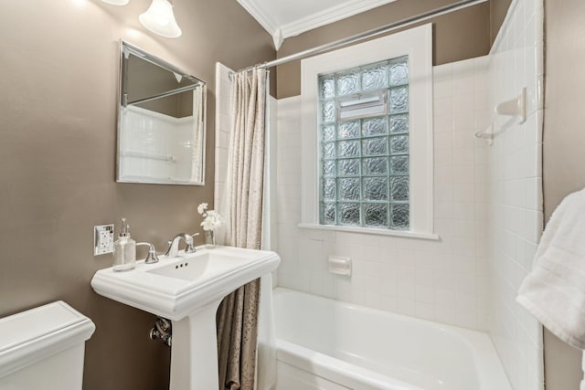2736 Chowen Ave S, Minneapolis, MN 55416 - full bathroom featuring ornamental molding, toilet, and shower / tub combo with curtain