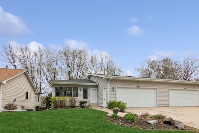 view of front facade featuring a garage, driveway, and a front yard