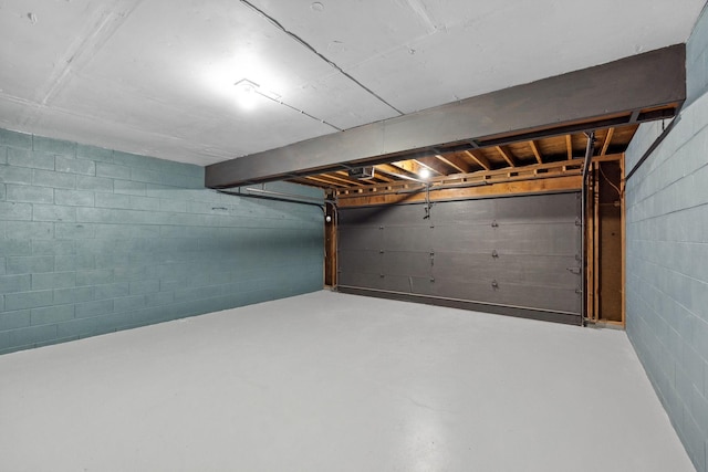 garage featuring concrete block wall