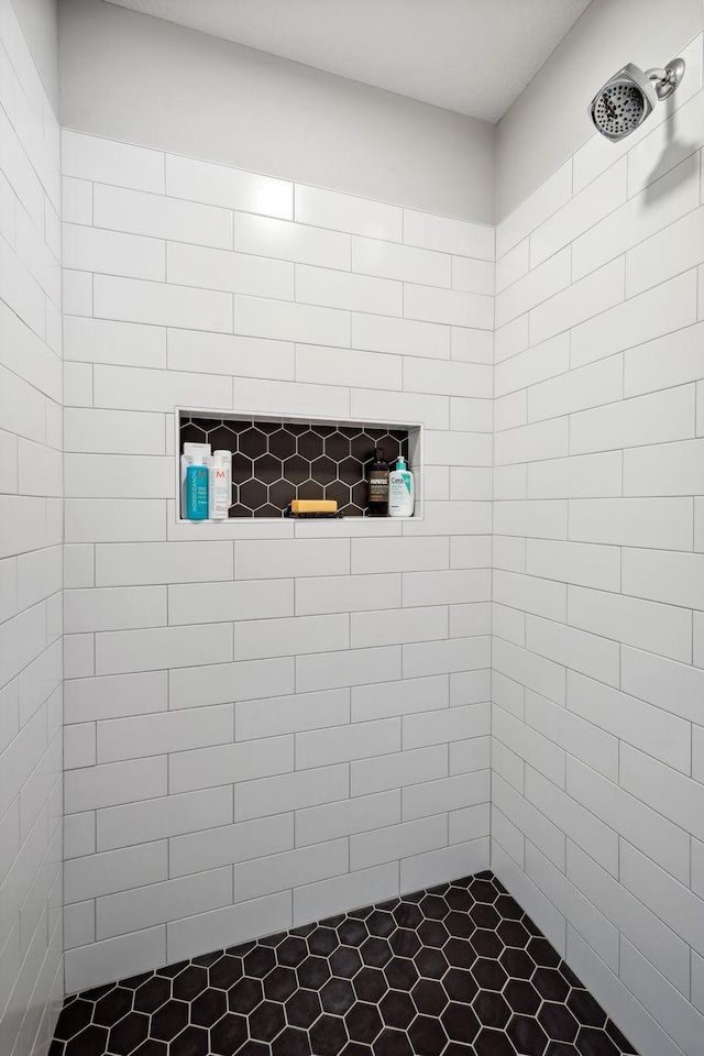 full bath with tiled shower
