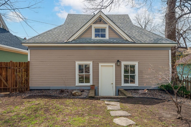 904 Lincoln Ave, Saint Paul, MN 55105 - view of front facade featuring roof with shingles
