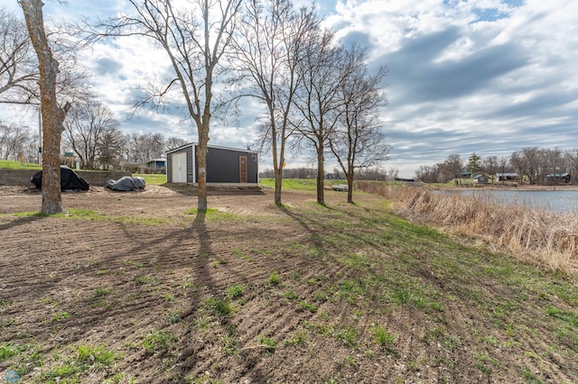 view of yard featuring an outdoor structure
