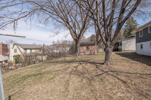 view of yard with a residential view and an outbuilding