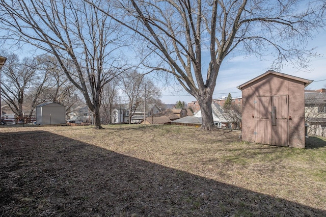 view of yard featuring an outdoor structure and a shed