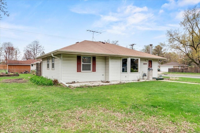 view of front of home featuring a front lawn