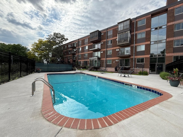 334 Cherokee Ave Unit 407, Saint Paul, MN 55107 - community pool with a patio