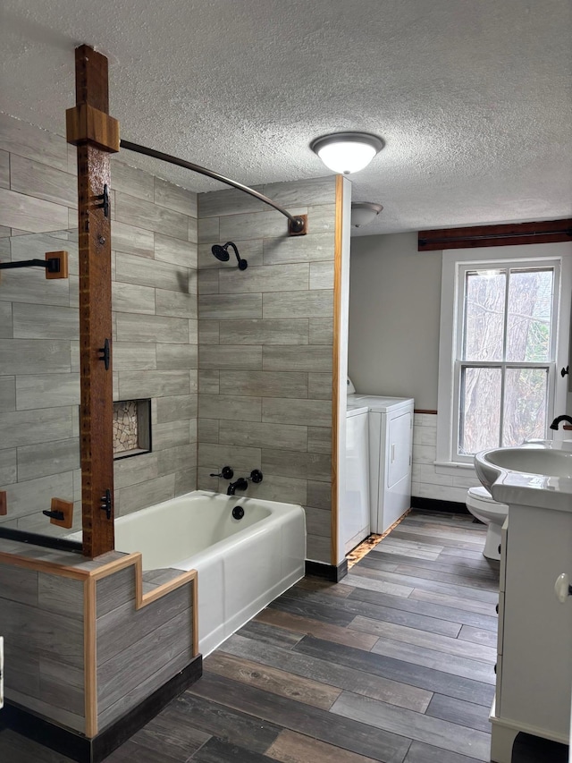 718 4th St N, Stillwater, MN 55082 - full bath with washing machine and clothes dryer, a textured ceiling, vanity, shower / tub combination, and toilet