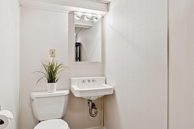 4024 Quentin Ave, Saint Louis Park, MN 55416 - half bathroom with tile walls