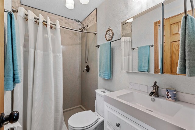 9158 Collins Dr NW, Ramsey, MN 55303 - full bath with toilet, curtained shower, a textured wall, vanity, and a textured ceiling