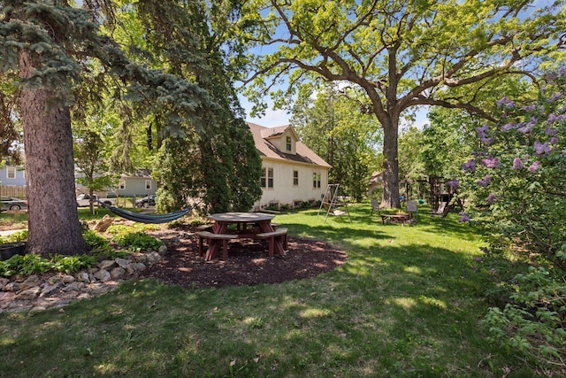 view of green lawn