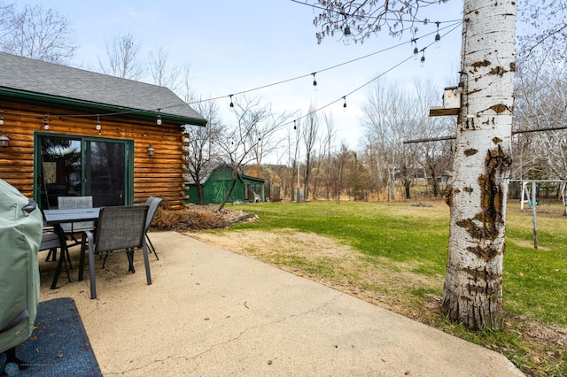 view of yard featuring outdoor dining area and a patio