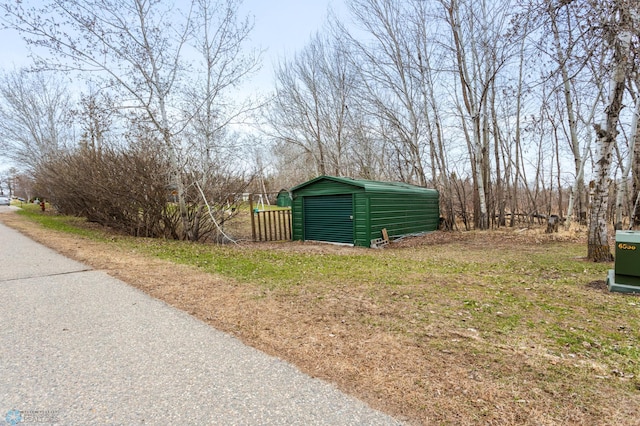 view of yard featuring an outbuilding