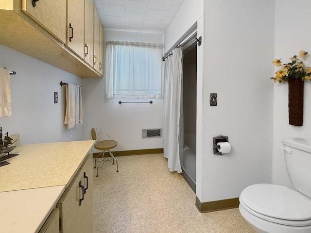 full bath featuring vanity, shower / bath combination with curtain, toilet, visible vents, and baseboards