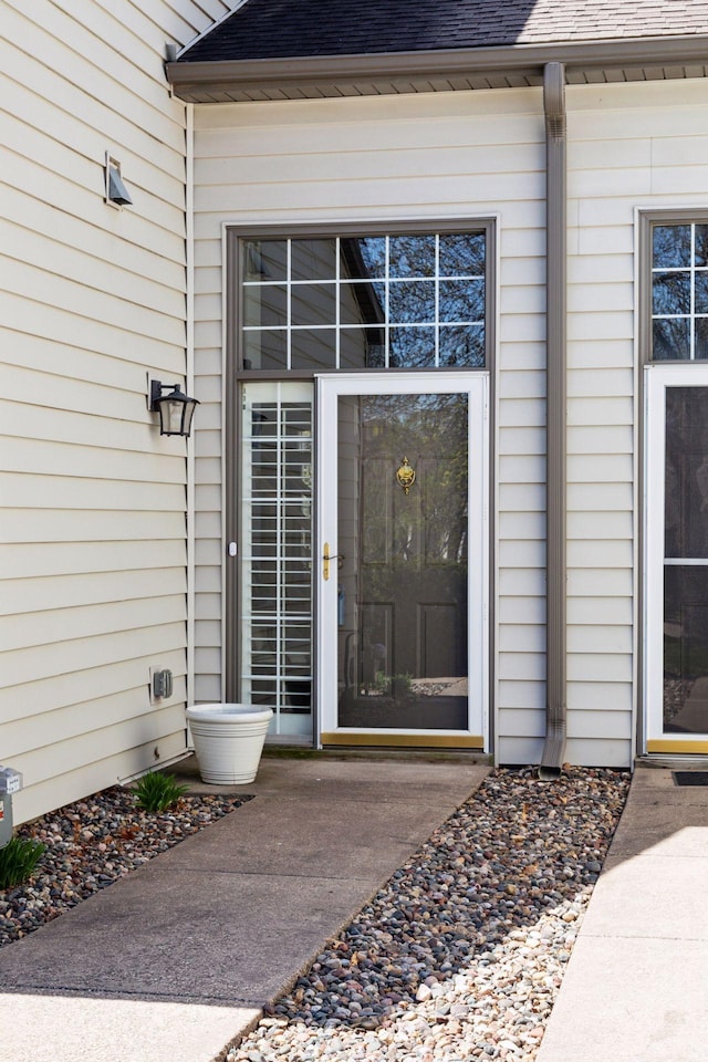 2499 Lockwood Dr Unit 61, Mendota Heights, MN 55120 - view of exterior entry featuring a shingled roof