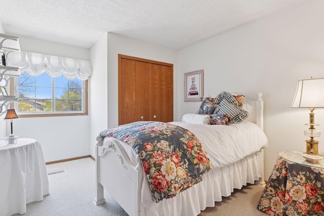2499 Lockwood Dr Unit 61, Mendota Heights, MN 55120 - bedroom with carpet flooring, a closet, and a textured ceiling