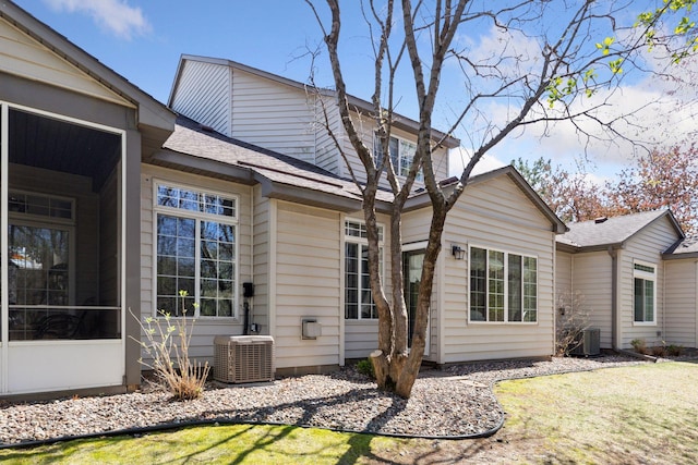 2499 Lockwood Dr Unit 61, Mendota Heights, MN 55120 - rear view of property featuring roof with shingles and a yard