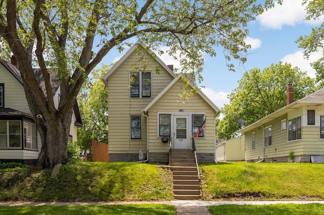 1102 Pacific St, Saint Paul, MN 55106 - view of front of house featuring a front lawn