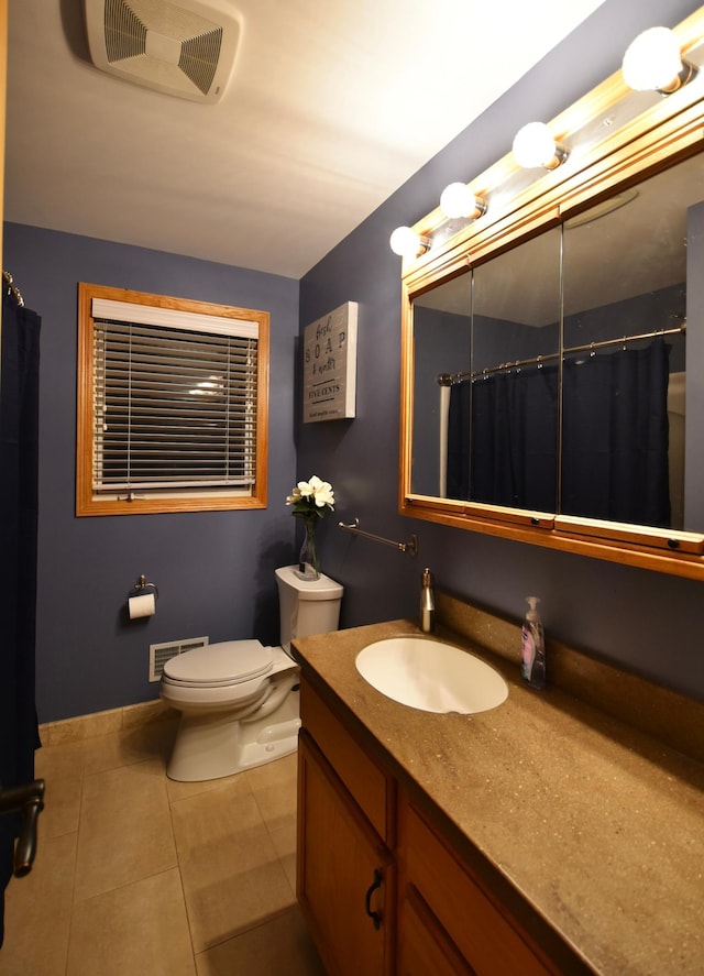 1164 Hawthorn St, Red Wing, MN 55066 - full bath featuring vanity, toilet, tile patterned flooring, baseboards, and curtained shower