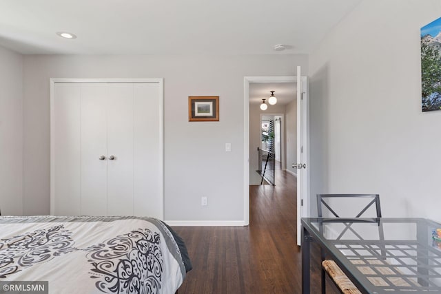 bedroom with recessed lighting, baseboards, wood finished floors, and a closet