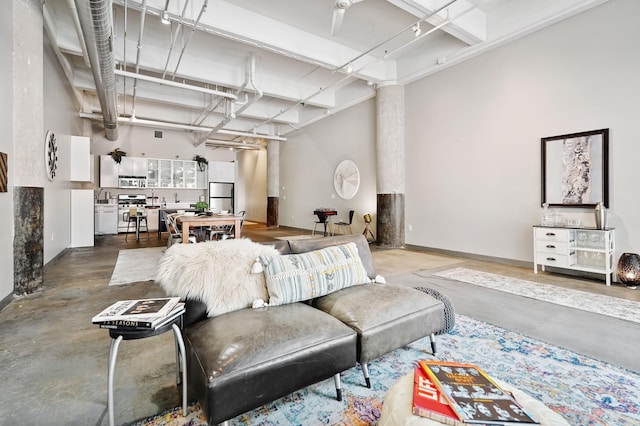 700 Washington Ave N Unit 210, Minneapolis, MN 55401 - living room featuring finished concrete flooring and a high ceiling